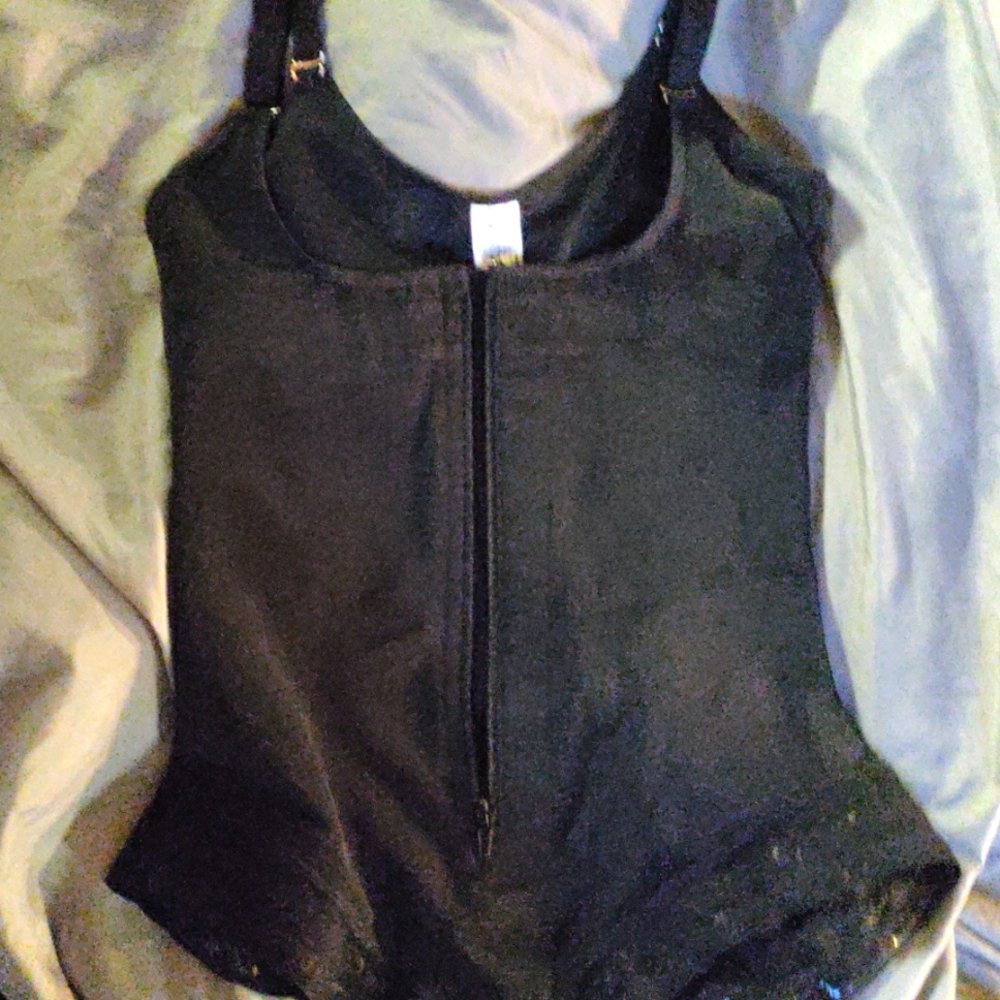 Black shape wear. Size L.